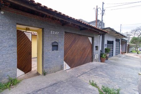 Casa para alugar com 450m², 5 quartos e 4 vagas Casa para alugar com 450m², 5 quartos e 4 vagasFachada