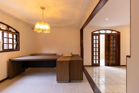 Casa para alugar com 450m², 5 quartos e 4 vagas Casa para alugar com 450m², 5 quartos e 4 vagasSala 2