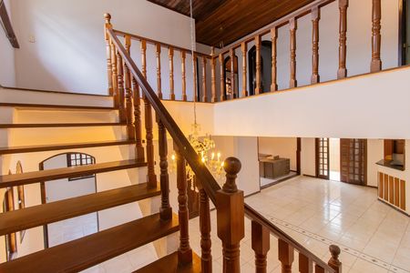 Casa para alugar com 450m², 5 quartos e 4 vagas Casa para alugar com 450m², 5 quartos e 4 vagasEscadas