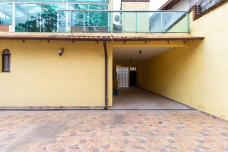 Quintal e garagem de casa para alugar com 5 quartos, 450m² em Jardim Barbacena, Cotia