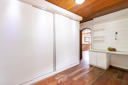 Casa para alugar com 450m², 5 quartos e 4 vagas Casa para alugar com 450m², 5 quartos e 4 vagasQuarto 2 - Armários