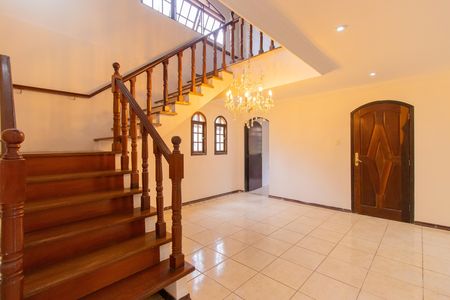 Casa para alugar com 450m², 5 quartos e 4 vagas Casa para alugar com 450m², 5 quartos e 4 vagasEscadas