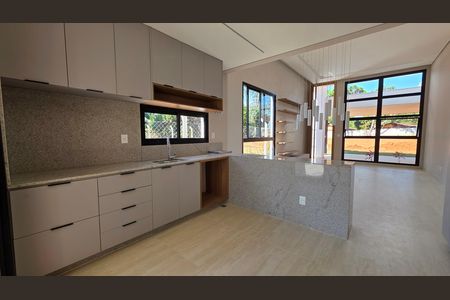 Casa à venda com 162m², 3 quartos e 2 vagas Casa à venda com 162m², 3 quartos e 2 vagasCozinha - Armários