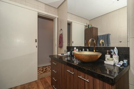 Banheiro de apartamento para alugar com 2 quartos, 100m² em Floresta, Porto Alegre