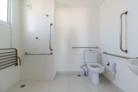 Banheiro de apartamento para alugar com 1 quarto, 29m² em Jardim Itacolomi, São Paulo