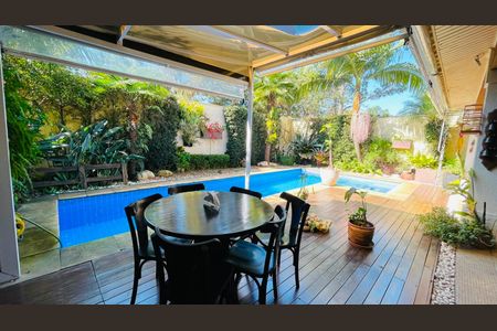 Área privativa de casa de condomínio para alugar com 4 quartos, 214m² em Jardim Barbacena, Cotia