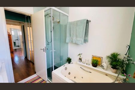 Casa de condomínio para alugar com 214m², 4 quartos e 6 vagas Casa de condomínio para alugar com 214m², 4 quartos e 6 vagasBanheiro suíte principal