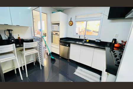 Casa de condomínio para alugar com 214m², 4 quartos e 6 vagas Casa de condomínio para alugar com 214m², 4 quartos e 6 vagasCozinha