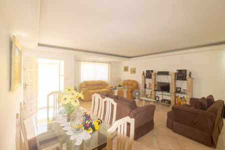 Casa à venda com 200m², 2 quartos e 3 vagas Casa à venda com 200m², 2 quartos e 3 vagasSala