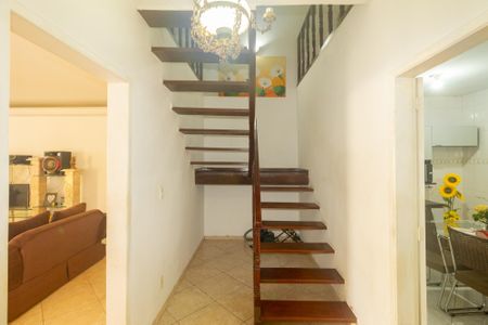 Casa à venda com 200m², 2 quartos e 3 vagas Casa à venda com 200m², 2 quartos e 3 vagasEscada