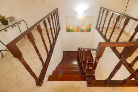 Casa à venda com 200m², 2 quartos e 3 vagas Casa à venda com 200m², 2 quartos e 3 vagasEscada