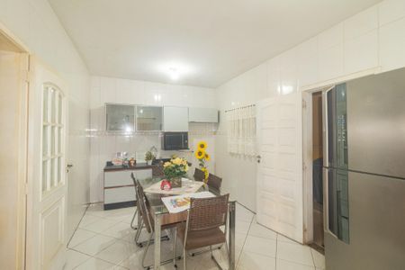 Casa à venda com 200m², 2 quartos e 3 vagas Casa à venda com 200m², 2 quartos e 3 vagasCozinha