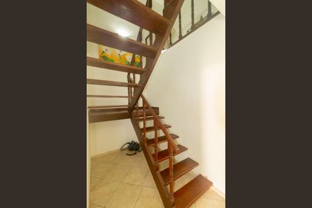 Casa à venda com 200m², 2 quartos e 3 vagas Casa à venda com 200m², 2 quartos e 3 vagasEscada