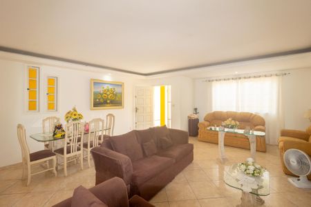 Casa à venda com 200m², 2 quartos e 3 vagas Casa à venda com 200m², 2 quartos e 3 vagasSala