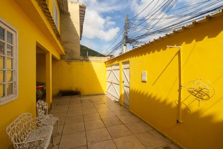 Casa à venda com 200m², 2 quartos e 3 vagas Casa à venda com 200m², 2 quartos e 3 vagasQuintal