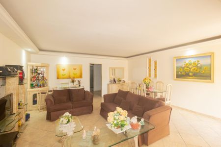 Casa à venda com 200m², 2 quartos e 3 vagas Casa à venda com 200m², 2 quartos e 3 vagasSala