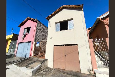 Casa à venda com 109m², 2 quartos e 1 vaga Casa à venda com 109m², 2 quartos e 1 vagaFachada