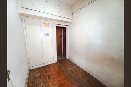 Apartamento à venda com 220m², 3 quartos e 2 vagas Apartamento à venda com 220m², 3 quartos e 2 vagasQuarto de Serviço