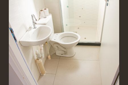 Banheiro de apartamento para alugar com 2 quartos, 40m² em Santa Cruz, Rio de Janeiro