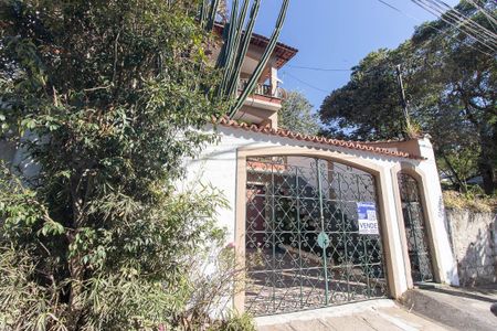 Fachada de casa à venda com 3 quartos, 236m² em Vila Pedra Branca, São Paulo