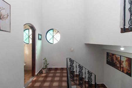 Hall da escada de casa à venda com 3 quartos, 236m² em Vila Pedra Branca, São Paulo