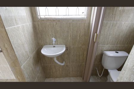 Banheiro da suíte de casa para alugar com 3 quartos, 80m² em Jardim Pero, Cabo Frio