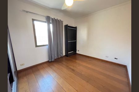 Casa à venda com 351m², 4 quartos e 4 vagas Casa à venda com 351m², 4 quartos e 4 vagasQuarto 4