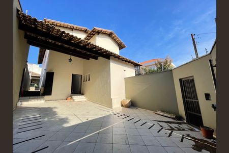 Casa à venda com 351m², 4 quartos e 4 vagas Casa à venda com 351m², 4 quartos e 4 vagasGaragem