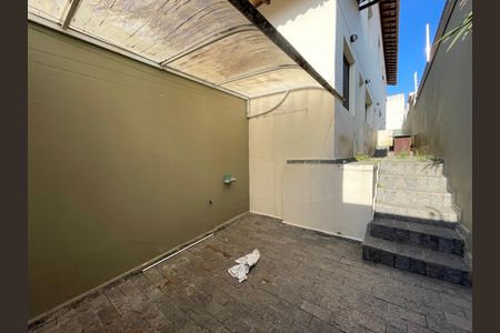Casa à venda com 351m², 4 quartos e 4 vagas Casa à venda com 351m², 4 quartos e 4 vagasCorredor