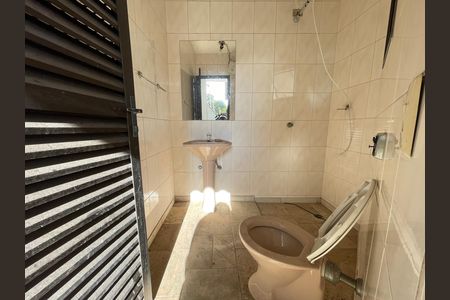Casa à venda com 351m², 4 quartos e 4 vagas Casa à venda com 351m², 4 quartos e 4 vagasBanheiro piscina