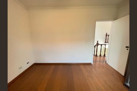 Casa à venda com 351m², 4 quartos e 4 vagas Casa à venda com 351m², 4 quartos e 4 vagasQuarto 4