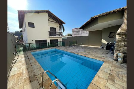 Casa à venda com 351m², 4 quartos e 4 vagas Casa à venda com 351m², 4 quartos e 4 vagasPiscina