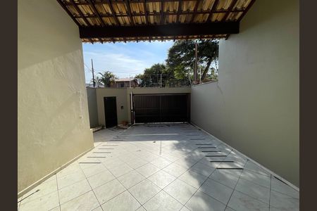 Garagem de casa para alugar com 4 quartos, 351m² em Jardim Jussara, São Paulo