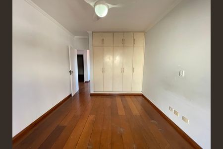 Casa à venda com 351m², 4 quartos e 4 vagas Casa à venda com 351m², 4 quartos e 4 vagasQuarto 1