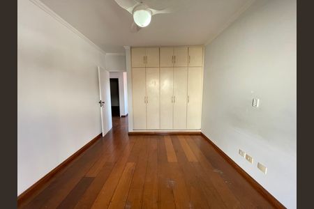 Casa à venda com 351m², 4 quartos e 4 vagas Casa à venda com 351m², 4 quartos e 4 vagasQuarto 1