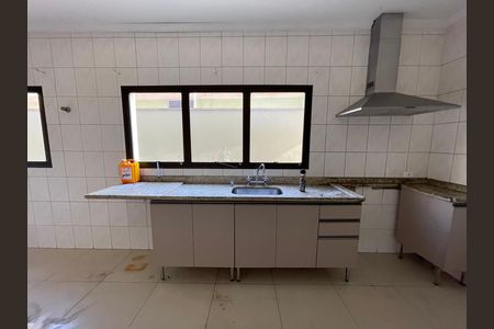 Casa à venda com 351m², 4 quartos e 4 vagas Casa à venda com 351m², 4 quartos e 4 vagasCozinha