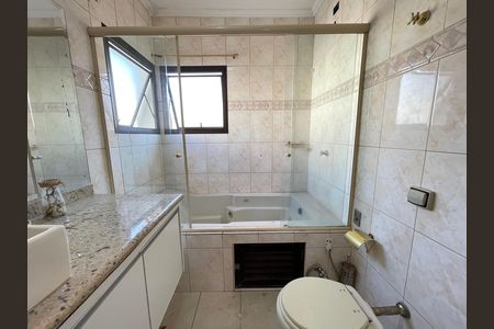 Casa à venda com 351m², 4 quartos e 4 vagas Casa à venda com 351m², 4 quartos e 4 vagasBanheiro