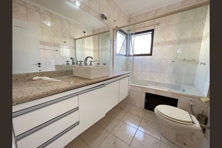 Casa à venda com 351m², 4 quartos e 4 vagas Casa à venda com 351m², 4 quartos e 4 vagasBanheiro