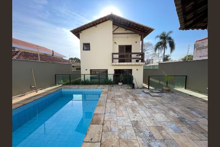 Casa à venda com 351m², 4 quartos e 4 vagas Casa à venda com 351m², 4 quartos e 4 vagasPiscina