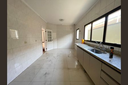 Casa à venda com 351m², 4 quartos e 4 vagas Casa à venda com 351m², 4 quartos e 4 vagasCozinha