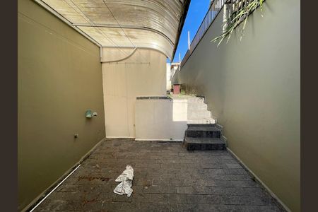 Casa à venda com 351m², 4 quartos e 4 vagas Casa à venda com 351m², 4 quartos e 4 vagasCorredor