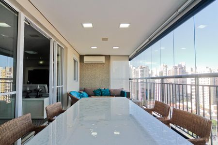 Apartamento à venda com 163m², 3 quartos e 3 vagas Apartamento à venda com 163m², 3 quartos e 3 vagasVaranda