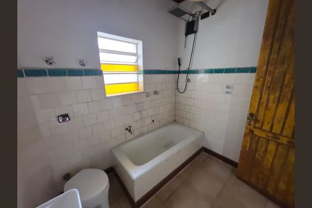 Banheiro de casa para alugar com 3 quartos, 200m² em Alto de Pinheiros, São Paulo
