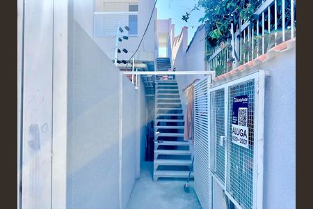 Placa instalada na fachada do imóvel  de apartamento para alugar com 2 quartos, 57m² em Jardim Santa Mena, Guarulhos