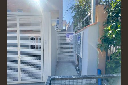 Placa instalada na fachada do imóvel de apartamento para alugar com 2 quartos, 42m² em Jardim Santa Mena, Guarulhos
