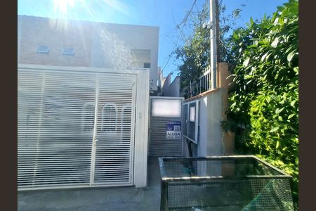 Fachada com placa QuintoAndar  de kitnet/studio para alugar com 1 quarto, 22m² em Jardim Santa Mena, Guarulhos