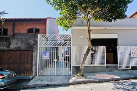 Fachada + Placa de casa para alugar com 1 quarto, 45m² em Jardim Bandeirantes (zona Norte), São Paulo