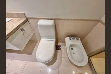 Apartamento à venda com 436m², 4 quartos e 2 vagas Apartamento à venda com 436m², 4 quartos e 2 vagasSuíte 2 - Banheiro