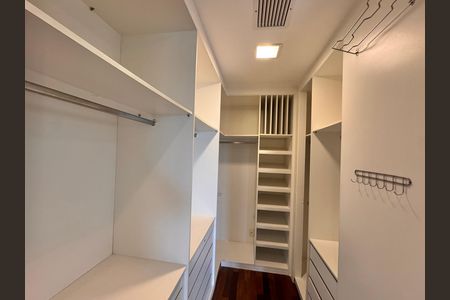 Apartamento à venda com 436m², 4 quartos e 2 vagas Apartamento à venda com 436m², 4 quartos e 2 vagasSuíte 4 (Master) - Closet