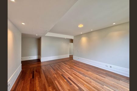 Apartamento à venda com 436m², 4 quartos e 2 vagas Apartamento à venda com 436m², 4 quartos e 2 vagasHall Íntimo